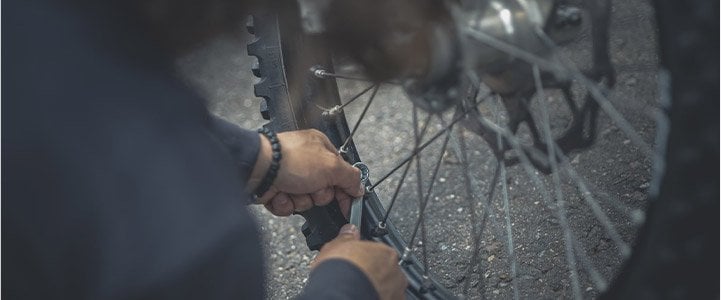 Tighten bike screws